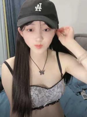 你的04年小情妇，高颜值露脸诱惑，来大姨妈了还那么骚，看血逼逼，给大哥喂着奶舔大哥乳头口交口爆