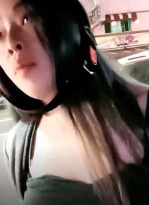 露脸手持镜头骚货 卫生间里面掰穴特写，刚刮得毛毛美鲍鱼对白刺激