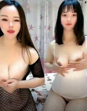 尤物姐妹花全程露脸情趣诱惑，揉奶玩逼掰开小穴看特写，给大哥舔弄鸡巴看着好骚