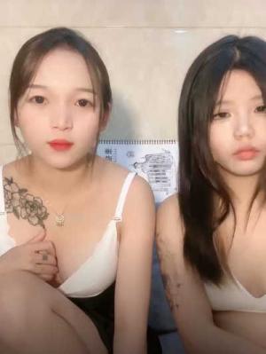 呆萌妹妹带闺蜜啪啪！幸福老哥双飞！摸奶扣穴调情，一个来大姨妈不能操，新人妹妹舒服了