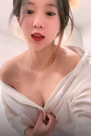 性感尤物大奶美女！假屌吸在桌子上骑坐！猛捅骚穴流白浆，浴室摸穴喷水，娇喘超诱惑