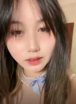 小包子姐姐全程露脸白丝诱惑，温柔的给小哥舔弄大鸡巴，让小哥无套抽插压在身下爆操蹂躏，