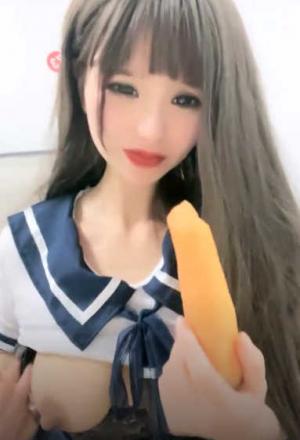妖艳大红唇网红骚货！粗大胡萝卜插穴狂喷水！情趣制服吊带灰丝，炮友电转伺候，后入爆插