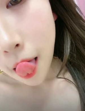 甜美颜值女神！超棒身材！说话温柔，从下往上视角掰穴，翘起美臀摇摆，低低呻吟好听