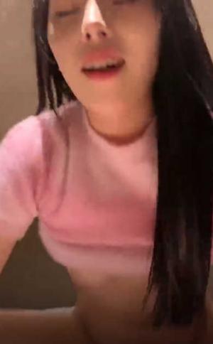 超高颜值美女！酒店开房啪啪！掰穴特写求操，第一视角口交，抓着大肥臀后入，大力撞击