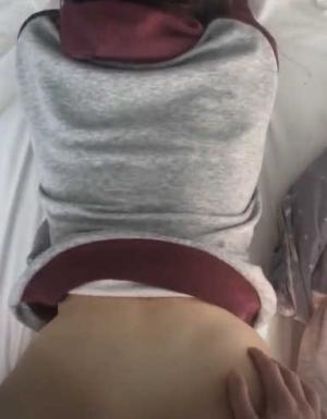 白长袜美眉 撅着屁屁对着我 被无套后入 健身妹子的屁股健身结实 逼也紧