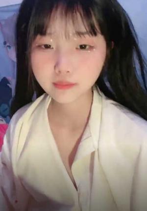清纯可爱学妹，全裸脱光 ，掰开小穴玩小豆豆