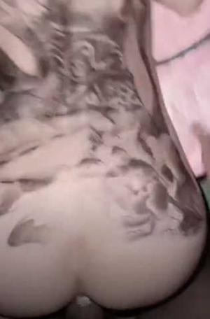 满背白虎纹身末日鲍小萝莉，被干出白浆，这嫩嫩的小穴真好看！
