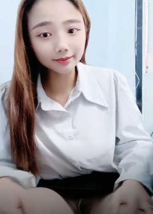 风骚的美容店女老板，自己抠逼玩弄搞的骚穴淫水泛滥伺候小哥大鸡巴深喉，无套抽插主动上位