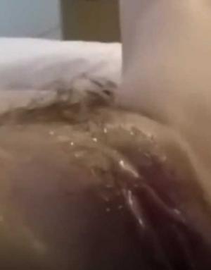 熟女人妻 啊啊 不要不要 菊花插肛塞 被操的尿尿狂喷 貌似喷不完 逼也操了哥们也喝饱了