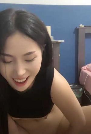 胸前漂亮纹身美女！居家和炮友激情啪啪！圆润肥臀翘起求操，地上骑乘位深插，后入撞击爆操