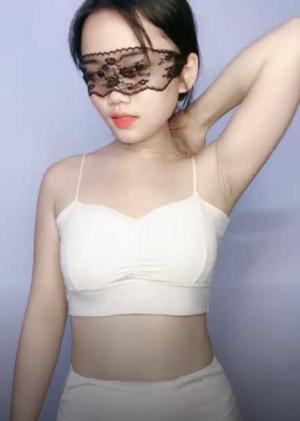 风骚小婊妹让小哥亲着小嘴玩奶子摸屁股慢慢扒光，舔弄大鸡巴让小哥压在身下无套抽插，逼逼淫水多多