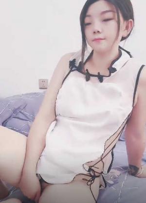 给力 风骚小少妇露脸用假鸡巴把骚逼玩出好多淫水跟两大哥激情3P，口交两个大鸡巴，前插后入多体位蹂躏爆操