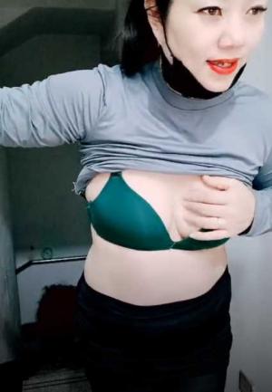 剧情演绎要命的嫂子楼道里勾引要饭的傻子，揉奶玩逼口交大鸡巴，让傻子舔逼揉奶爆操，无套抽插内射中出