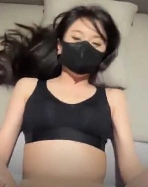 穿着肉丝的骚货表妹大晚上不睡觉就知道来勾引我，老公不在家就这么耐不住寂寞只能掏出大鸡吧满足她了