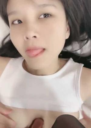 甜美乖巧新人妹妹！在床上非常骚！抓屌埋头吸吮，脱掉内裤求操，第一视角操美穴，妹妹很享受