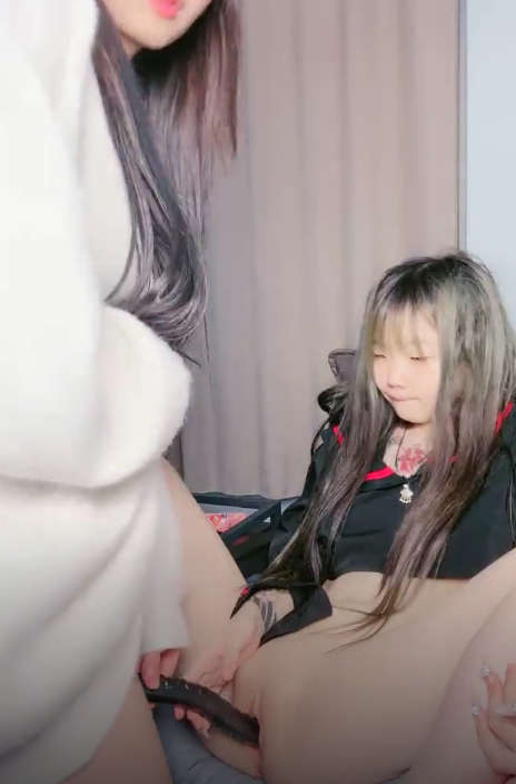 女同 ？ 三个超嫩小萝莉！极品嫩穴双头龙互插！妹妹超会玩，张开双腿轮流插，爽的低低呻吟，很是享受