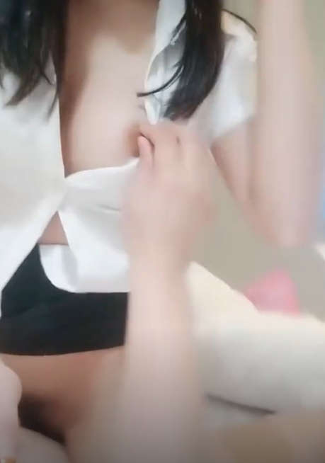 宾馆开房约啪大眼睛清纯兼职援交妹,大姨妈还没走完就约,中年大哥也不介意