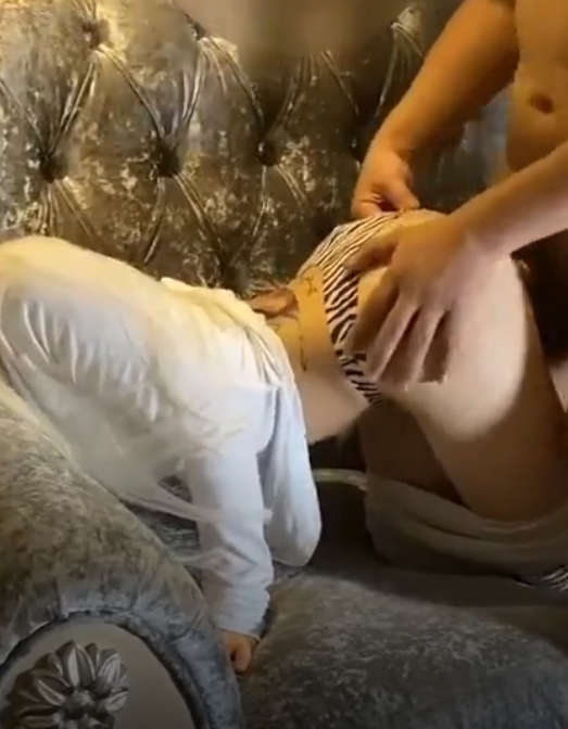 后入小骚货蜜桃臀 反差小骚货臀部就是翘 谁来管管这个大屁股 撅着大肥屁屁勾引我 只能不客气先操为敬了！