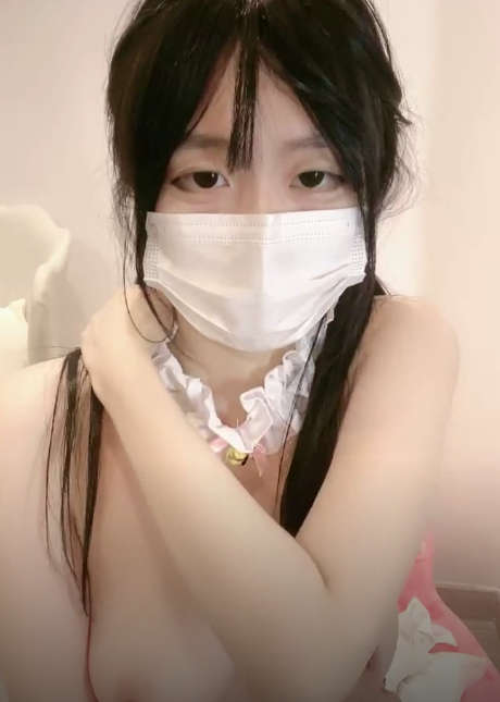 极品尤物清纯美少女！外表甜蜜双马尾！高颜值全身粉嫩，白嫩美乳又大又软，无毛粉嫩小穴，难得用道具自慰