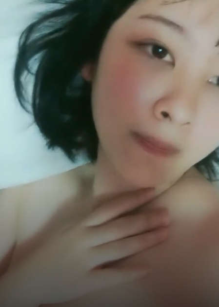大三短发羞涩女友啪啪,嫩鲍里面水水的,拿着J8在外面摩擦问要我插进去吗,妹子还害羞说不要