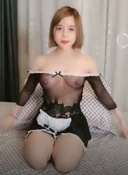 金发碧浪短发肥美软妹丁字裤翘臀翘臀，一顿猛艹，发出完美啪啪的声音