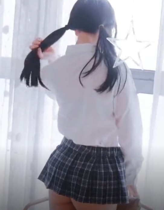 骚骚眼镜娘小妹妹超级反差，黑丝JK全身攻速装 被哥哥按在洗衣机上爆操，小母狗越是被羞辱越喜欢