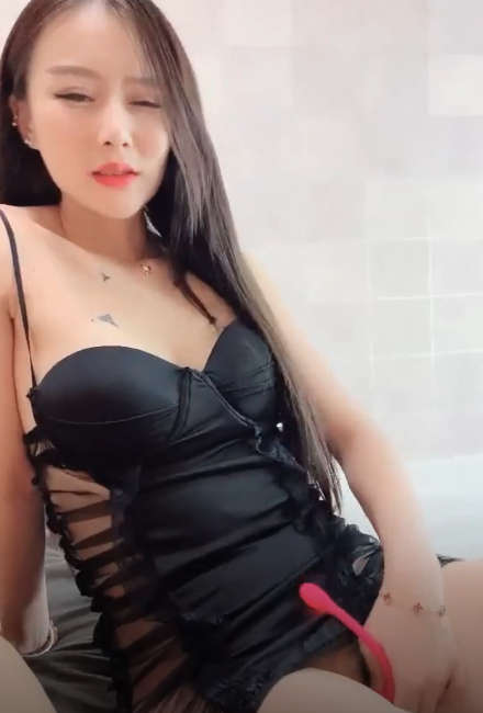 猥琐胡渣男不知哪来的福气拥有此等极品女友，全程趴着享受，边干边拍