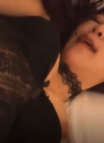 高颜情趣黑丝大奶美女吃鸡啪啪 啊啊不要了老公公 被大肚子无套输出 鸡鸡不给力 只能手工骚逼抠的淫水狂喷