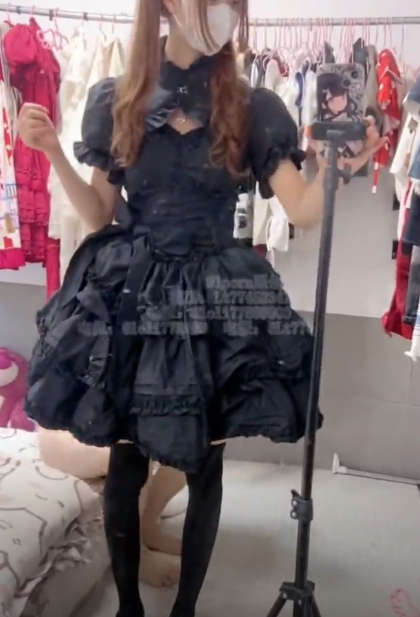 反差美少女 黑色莉莉丝啪啪全程lo鞋，萌萌的外表小骚货被大屌疯狂抽插，撅着屁股被后入打桩