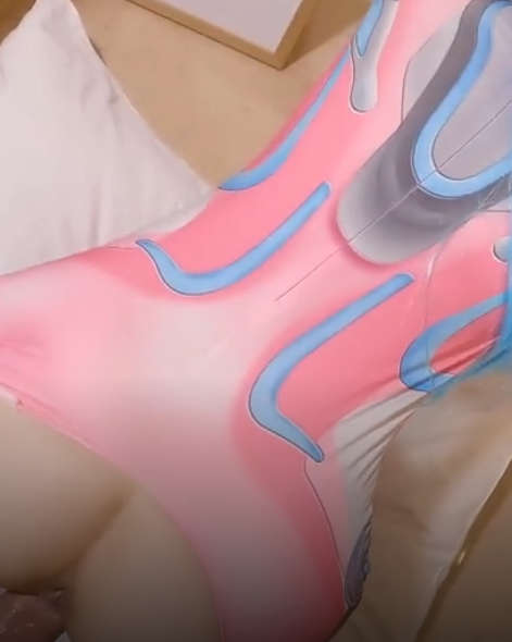 穷人女神富人母狗 紧身COS服剪开羞耻小洞，白虎一线天馒头粉屄 沦为金主性奴啪啪 相当反差