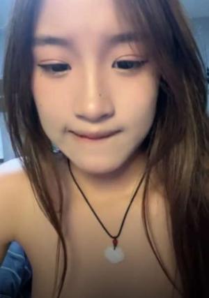 两个00后清纯美少女，一脸呆萌，道具自慰，震动棒插嫩穴，微毛肥鲍，特写给你，慢慢抽插诱惑