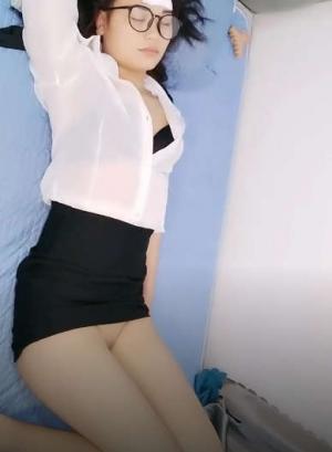 给力 剧情妹妹生病发烧，迷迷糊糊，偷偷摸进房间操逼，扒掉内裤白虎嫩穴，骑脸插小嘴，张开双腿干嫩穴