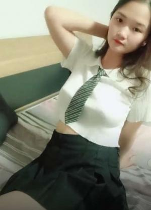 这个胸特别哇塞,良家少妇换上学生制服装嫩,女上位骑行,奶子硕大乱抖