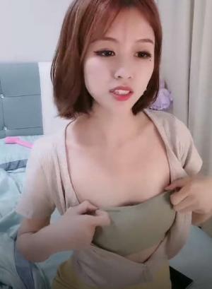 短发颜值女神米拉，被炮友狠狠干，较小身材很耐操，骑乘位打桩机，被大屌尽情输出，浪叫呻吟不断