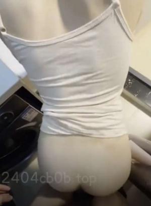 姐姐的奶味  在厨房后入洗碗的姐姐 不让进身体却诚实分泌了淫水 肏的正欢 妈妈回来的动静打断施法