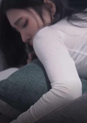 气质尤物破洞牛仔裤 撕破性感女神牛仔裤 露出羞耻小蜜穴，菊花小穴齐开 让女神体验极致快乐，极品颜值！