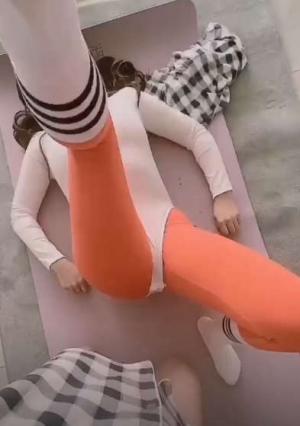 爱跳广场舞的熟妇老妈瑜伽垫上撕开瑜伽裤强行插入灌满