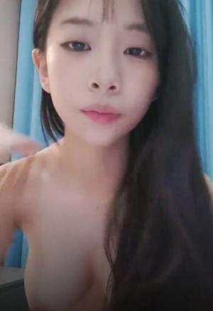 给力 清纯36D小女友2，乖巧一脸呆萌，居家操嫩逼，金手指扣穴，搞的好想要，大屌骑乘爆操，打桩机的速度