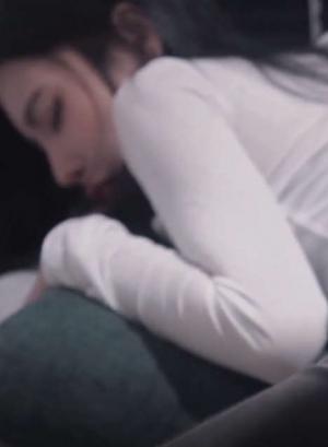 漂亮美女 牛仔裤开破洞 撅着屁屁被大鸡吧无套爆菊花 这么粉嫩的无毛鲍鱼都操腻了 内射