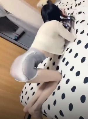高颜美眉 好久没做了好舒服射快一点你好棒小骚逼里的水为你流的 哦草你这样我很容易射 被小哥无套输出骚话不停