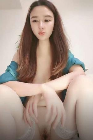 丝袜高跟露脸极品大长腿御姐的诱惑，OL女神一字马展示，互动狼友撩骚不断，精彩又刺激揉奶玩逼特写展示
