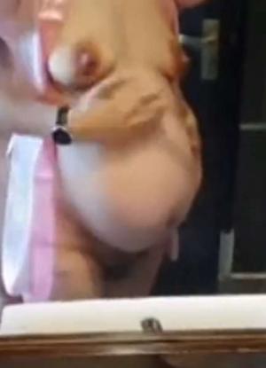 孕期性欲旺盛少妇 肚皮如大冬瓜，感觉都要生娃了，逼逼都开始外翻了，还敢艹逼，厉害呀！
