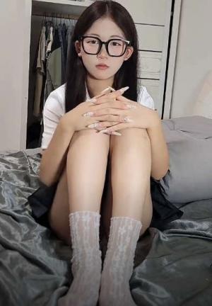 清纯眼镜美少女，姐妹花一起，一脸呆萌卡哇伊，JK装短裙，没穿内裤看嫩穴，翘起美臀，翘起双腿掰穴特写