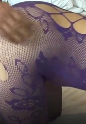 漂亮大奶淫妻 没毛的干净下次处理一下 嗯 身材丰满 连体紫色-情趣丝袜 被单男骚穴玩的受不了 房间操到卫生间 娇喘连连