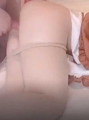 漂亮肉丝美眉 啊轻点好痛 皮肤白皙 稀毛粉鲍鱼大肥臀 被小哥无套输出 内射 娇喘连连