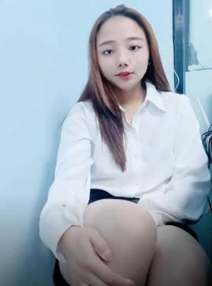 年轻貌美风骚的女老板娘的诱惑，全程露脸揉奶抠逼，按摩床上伺候小哥哥，深喉大鸡巴，无套爆操蹂躏