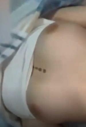 约炮00后牙套妹口活了得，没想到学妹这么饥渴，逼都肿了还不满足