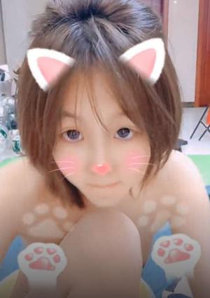 混乱的4P激情，全程露脸一男三女激情啪啪，穿着假鸡巴内裤跟小哥比赛操逼