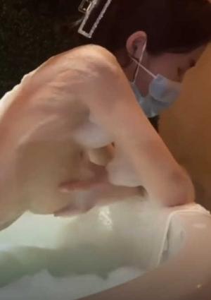 清纯小仙女小姐姐【锅锅酱】 浴缸泡泡浴，极品美乳浴缸内乳交 后入，少女独有粉嫩酮体简直不要太极品